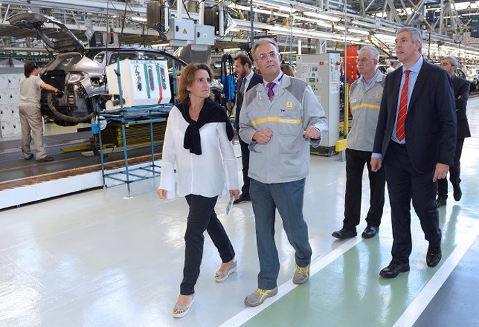 Teresa Ribera, ministra para la Transición Ecológica, visita la fábrica de Renau
