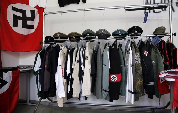 Uniformes nazis y banderas con la esvástica confiscados en Berlín