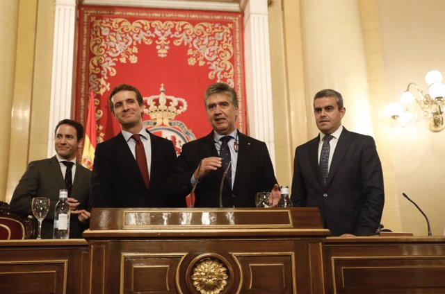 El presidente del PP, Pablo Casado, junto a Ignacio Cosidó, portvoz de PP Senado