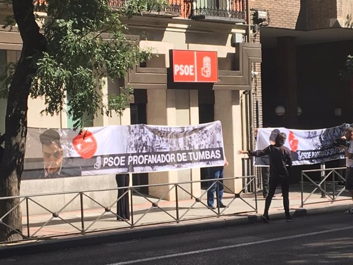 Pancartas contra la exhumación de Franco