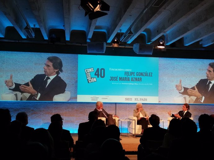 Aznar y González en un debate de 'El País'