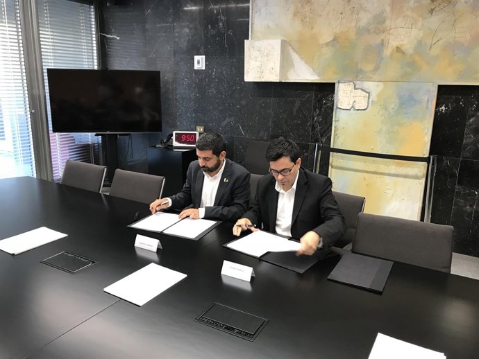 El conseller Chakir El Homrani i el tinent d'alcalde Gerardo Pisarello