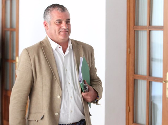 El consejero de Empleo, Javier Carnero, en los pasillos del Parlamento
