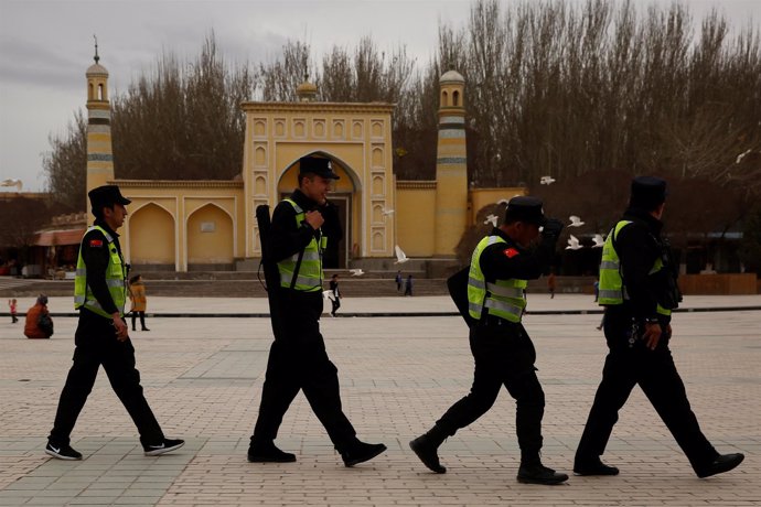 Policías chinos de patrulla en la región de Xinjiang