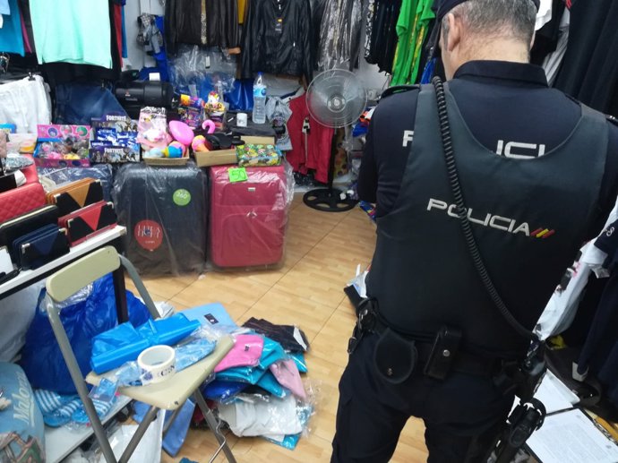 Un policía participa en el operativo de Calvià y Palmanova
