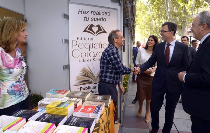 El alcalde de Murcia y la consejera de Cultura inauguran la Feria del Libro
