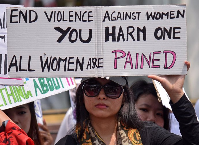Una mujer durante una protesta por la violación de una niña en India
