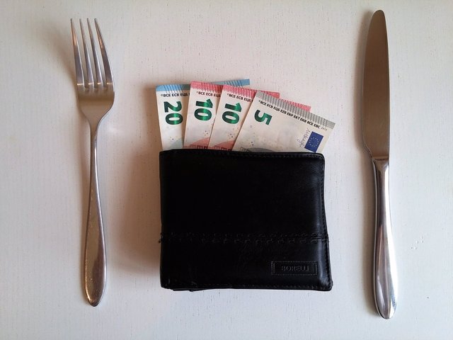Cartera con dinero