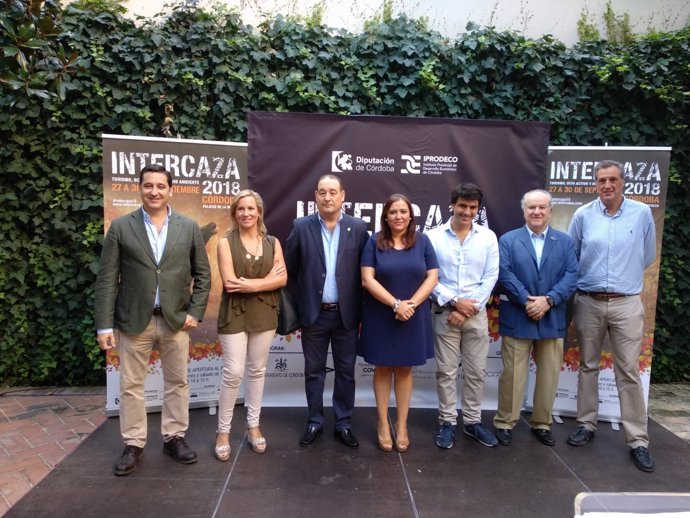 Carrillo (centro), y patrocinadores, durante la presentación de Intercaza