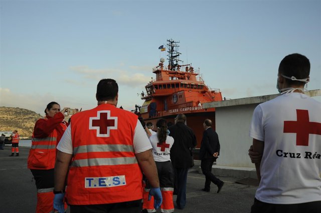 Cruz Roja atiende a inmigrantes llegados en patera