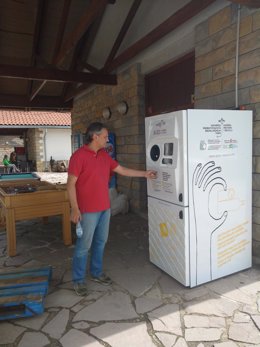 Una persona utiliza una de las máquinas colocadas en Urbasa y Alloz