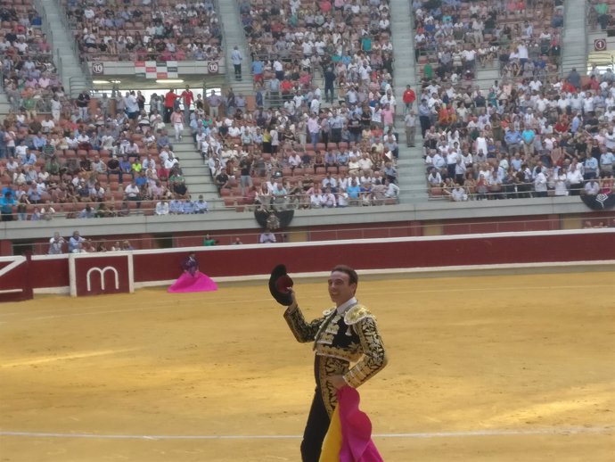 Ponce pasee una oreja en la plaza de toros de Logroño