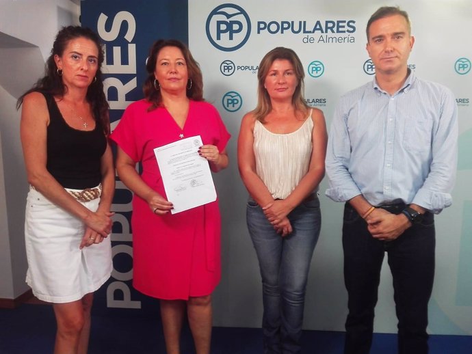 Carmen Crespo (PP-A) y parlamentarios andaluces en Almería