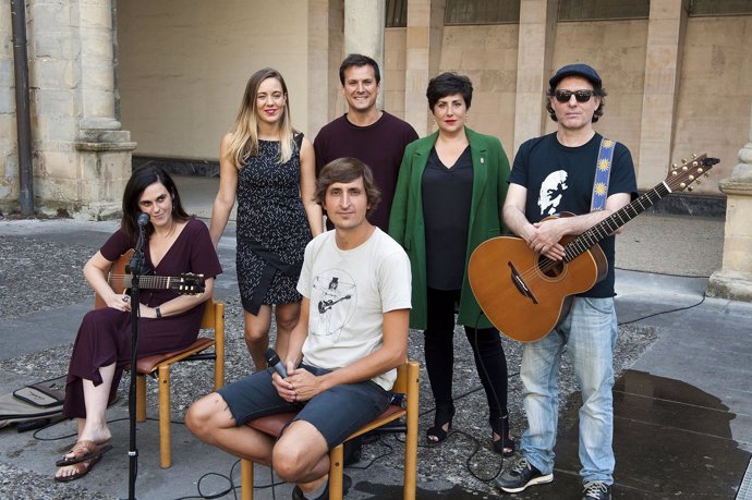 María Solana junto a músicos que participan en la campaña