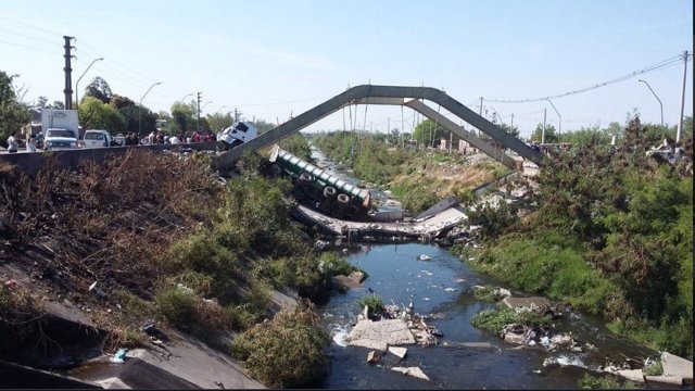 Puente desplomado en San Miguel de Tucumán, Argentina