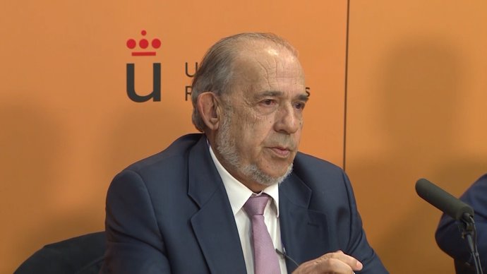 El catedràtic Enrique Álvarez Conde durant una roda de premsa
