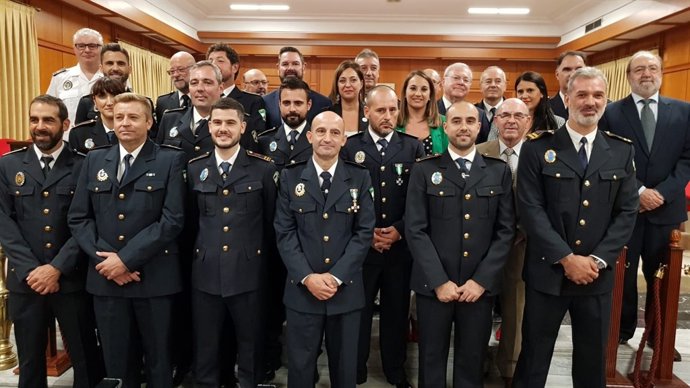 Autoridades con los nuevos oficiales y subinspectores