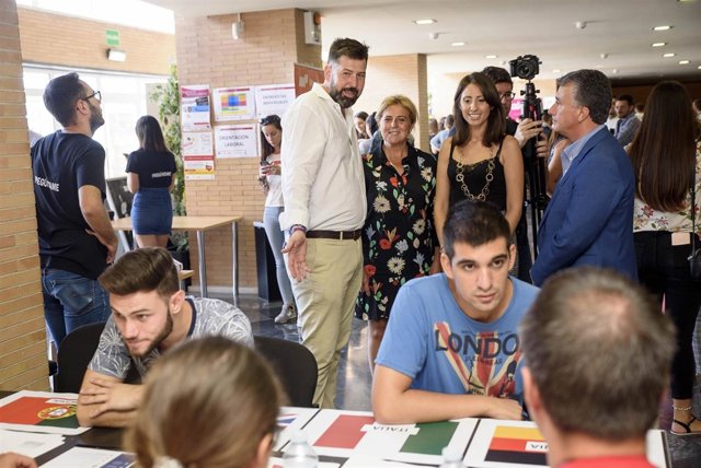 Rafael Úbeda, Carmen Belén López y Pilar Ortega, visitando la feria.