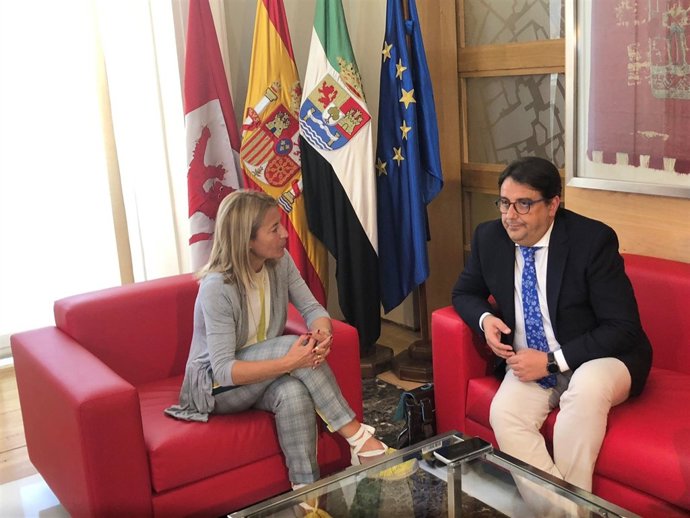 Reunión entre la alcaldesa de Cáceres y el consejero de Sanidad
