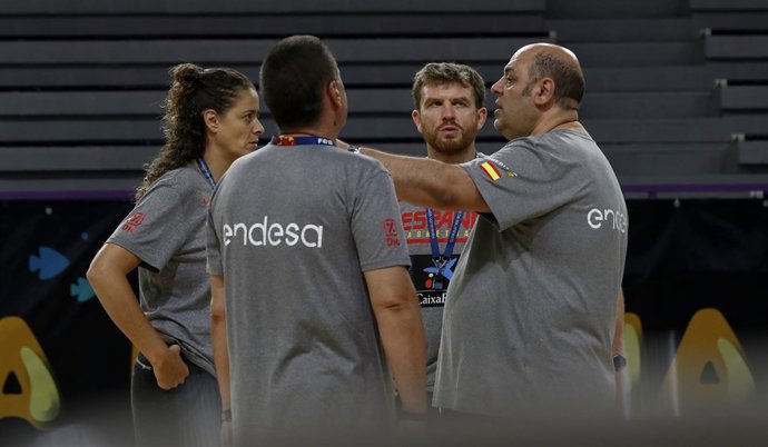 Lucas Mondelo con su cuerpo técnico