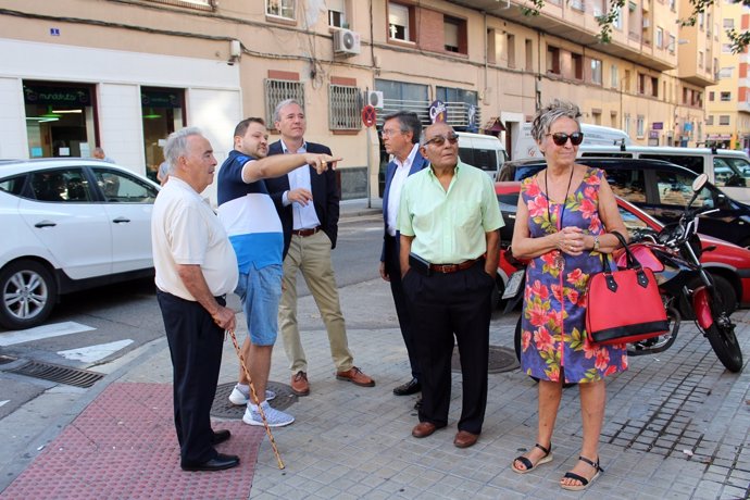 Azcón (PP) se ha reunido hoy con vecinos de la calle Galán Bergua