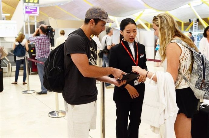 Turistas en Barajas para volar con Iberia a China