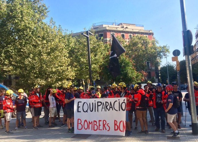 Concentración de Bombers de la Generalitat ante Interior por sus condiciones