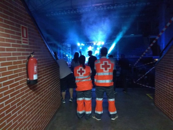 Efectivos de Cruz Roja, en el concierto de anoche