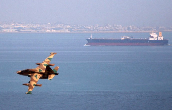 Avión De Combate Iraní Sobrevolando El Estrecho De Ormuz