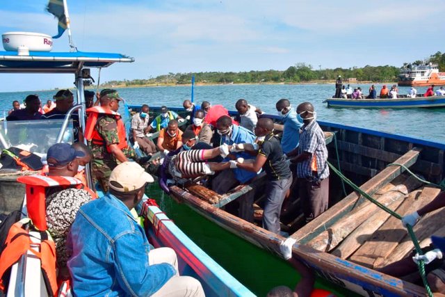 Equipos de rescate tras el naufragio de un ferry en el lago Victoria