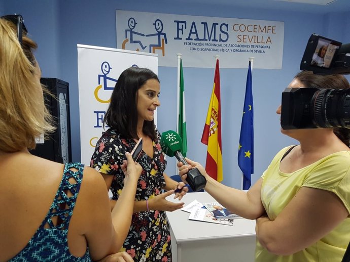 Carmen Cuello (PSOE-A) visita FAMS Cocemfe de Sevilla