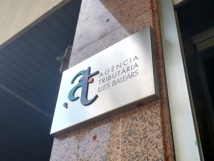 Placa de la Agencia Tributaria de Baleares en su sede
