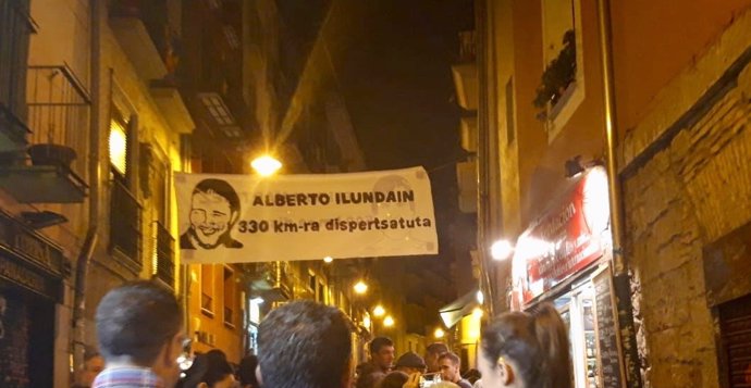 Pancarta aludiendo a presos de ETA en San Fermín de Aldapa
