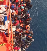 Trasladan al puerto de Almería a 55 adultos y un niño rescatados de una patera