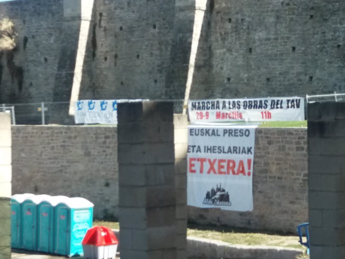 Pancarta en favor del acercamiento de presos de ETA en Pamplona
