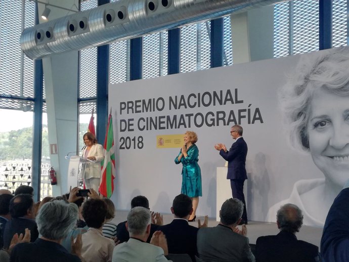 García recibiendo el Premio Nacional de Cinematografía.