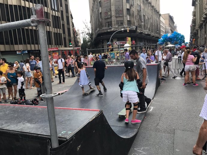 Activitat infantil durant el Dia Sense Cotxes en la Via Laietana
