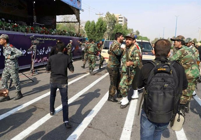 Soldados heridos en un desfile militar en Irán