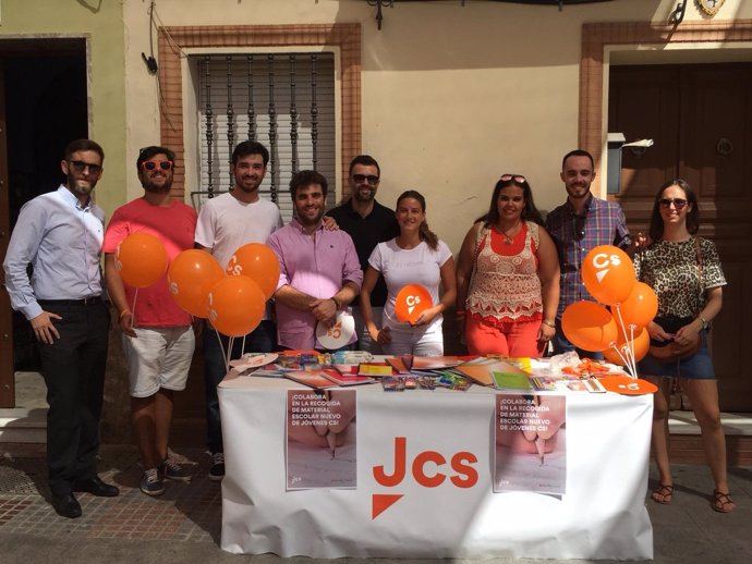 Jóvenes Ciudadanos recogen material escolar en ciudades de Andalucía