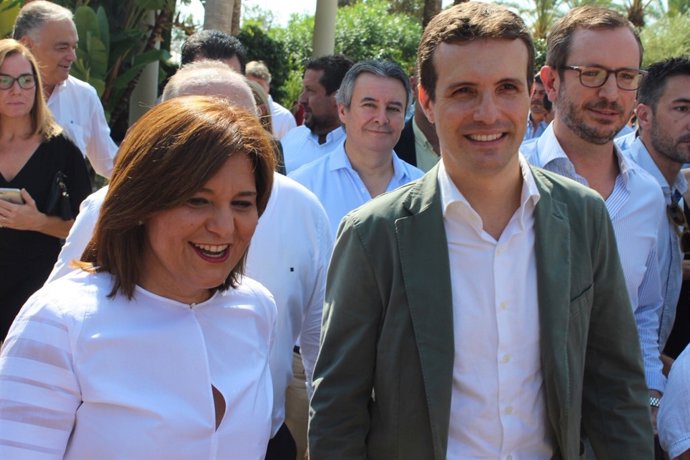 Isabel Bonig y Pablo Casado en un acto