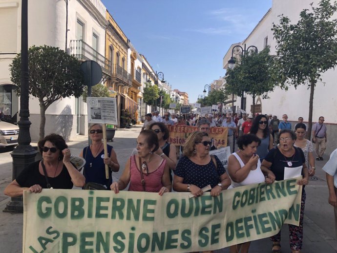 Manifestación de pensionistas en Lebrija (Sevilla)
