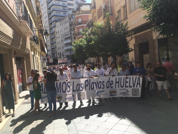 Plataforma para salvar las playas de Huelva se manifiesta en la capital onubense