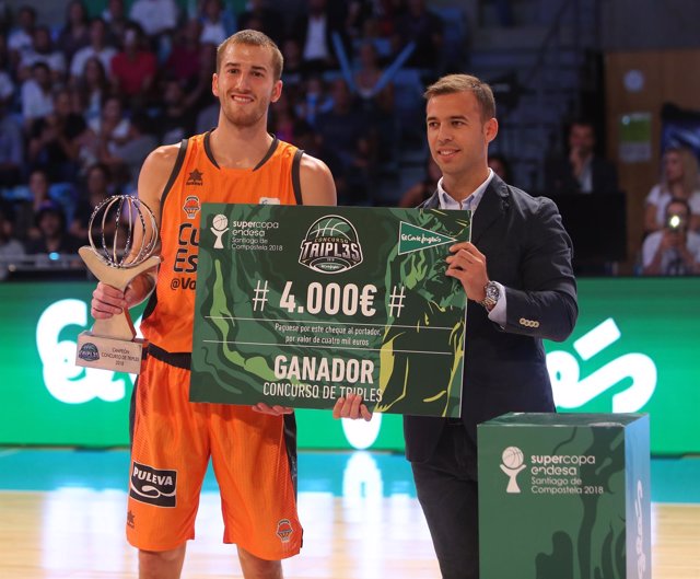 El jugador del Valencia Basket Matt Thomas, campeón concurso de triples ACB