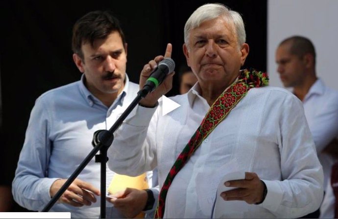 López Obrador en un mitin en La Paz