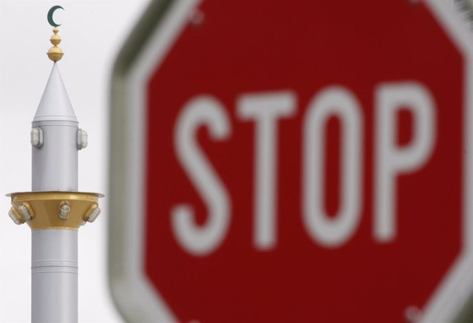 Señal de Stop junto a una mezquita en Suiza