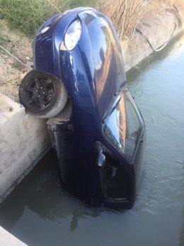 Coche caído a una acequia en Orihuela (Alicante)