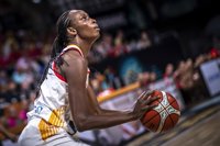 España supera el día 'tonto' subida a los hombros de Ndour