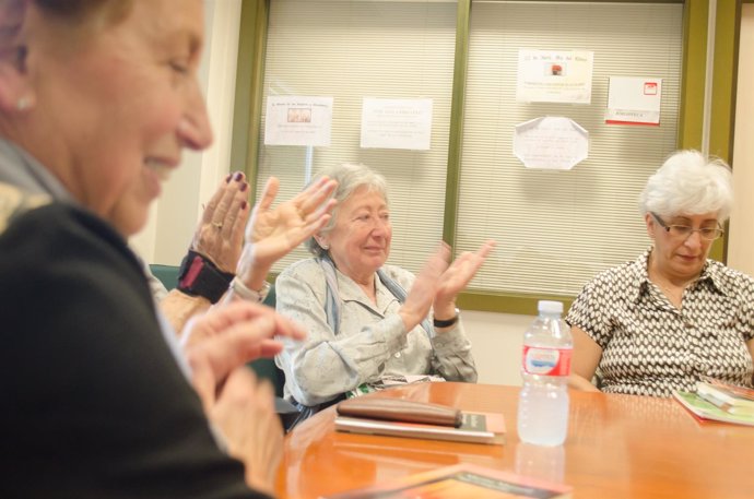 Personas mayores, reunión de jubilados, charlas de jubilados, lectura