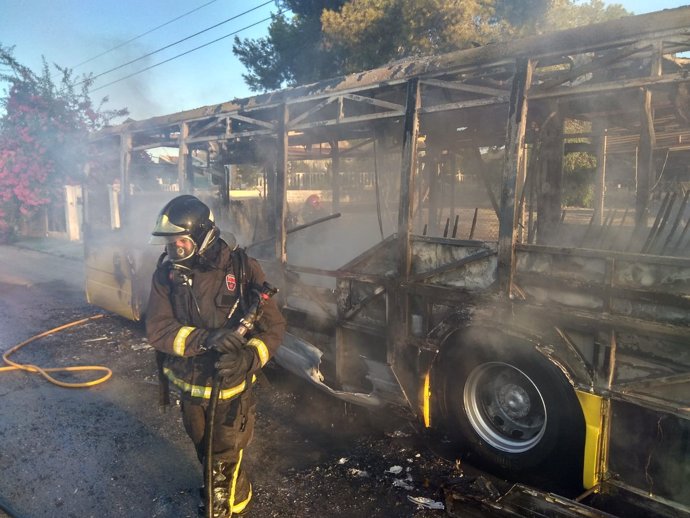 Imagen del autobús incendiado