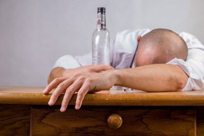 Resultado de imagen de imagen de hombre alcoholico y maltratador